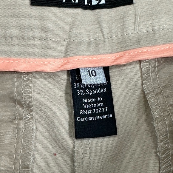 Women's Apt. 9 10 Medium Chino Khakis Khaki Bermuda Shorts Stretch Twill NWOT - Picture 7 of 9